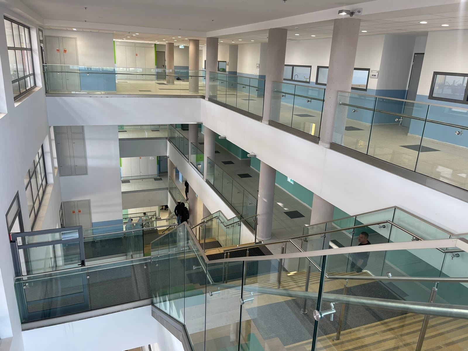 מעקות זכוכית